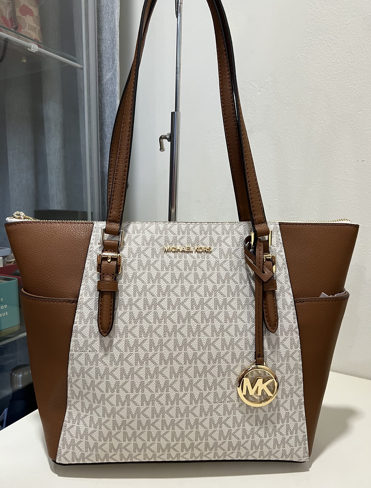 Michael Kors Charlotte Large TZ Tote in Signature Vanilla – Exclusively USA