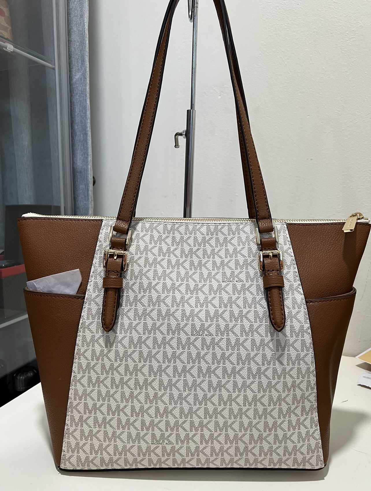 Michael Kors Charlotte Large TZ Tote in Signature Vanilla – Exclusively USA