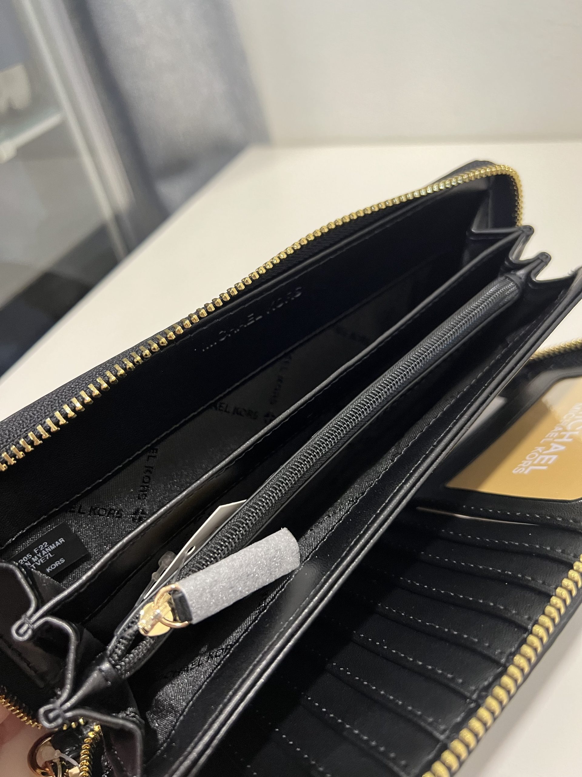 Michael Kors Jet Set Travel Large Travel Continental Wallet in Black - Image 4