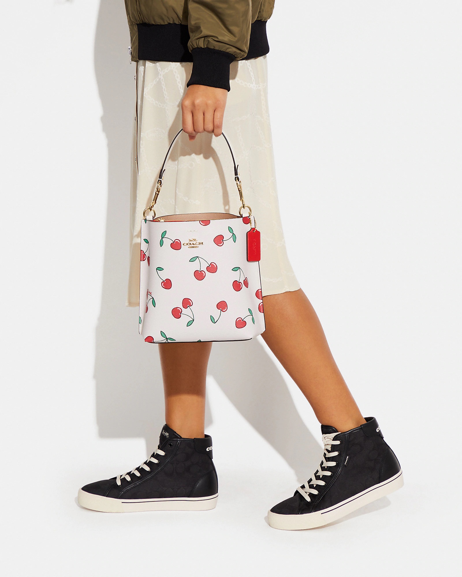 Coach Mollie Bucket 22 With Heart Cherry Print - Image 5