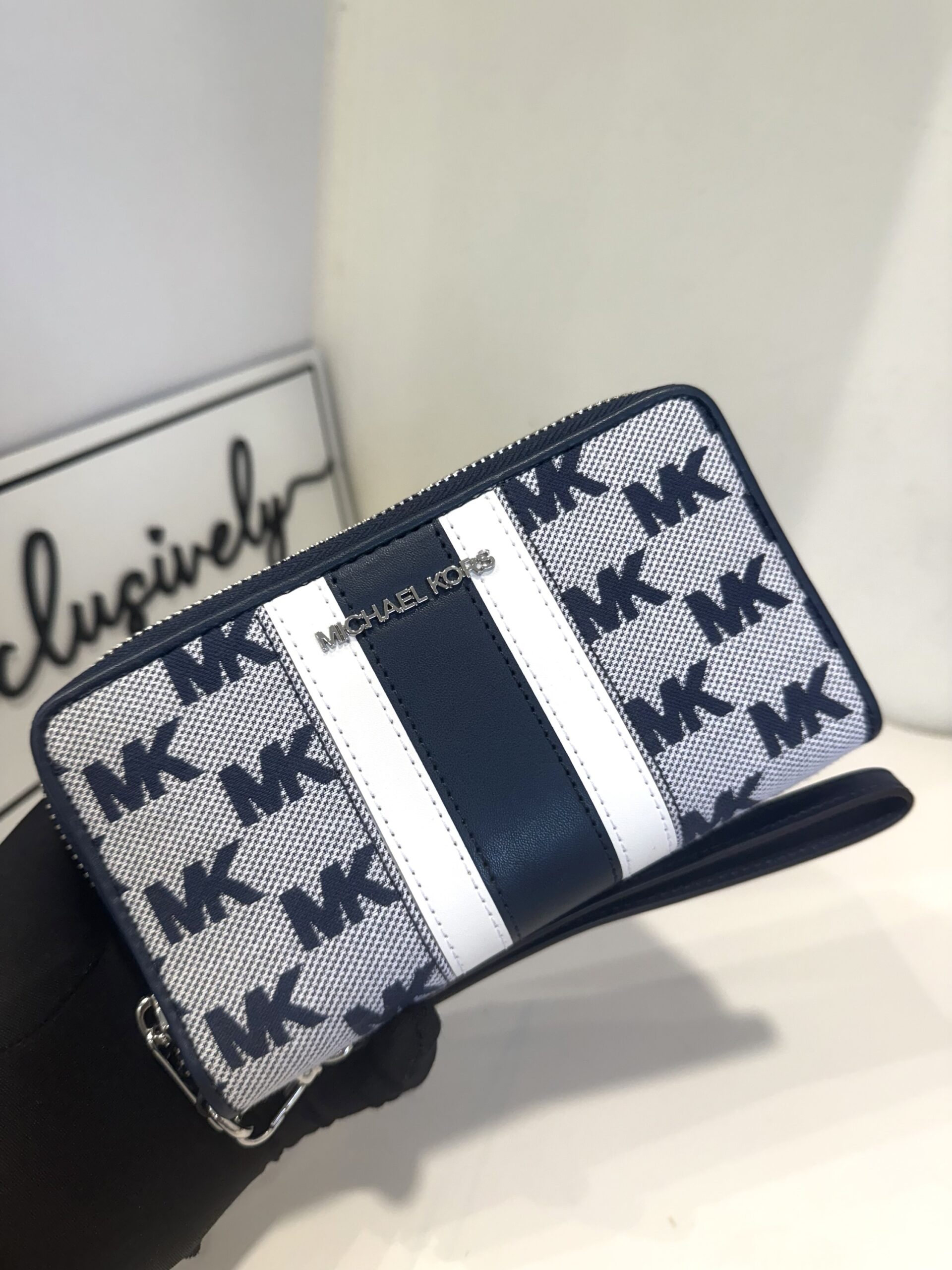 Michael Kors Jet Set Travel Large Striped Logo Jacquard Smartphone Wristlet in Navy